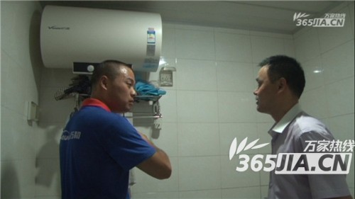 米兰MiLan（中国）售后正在为刘师傅讲解电热水器的安全使用规范